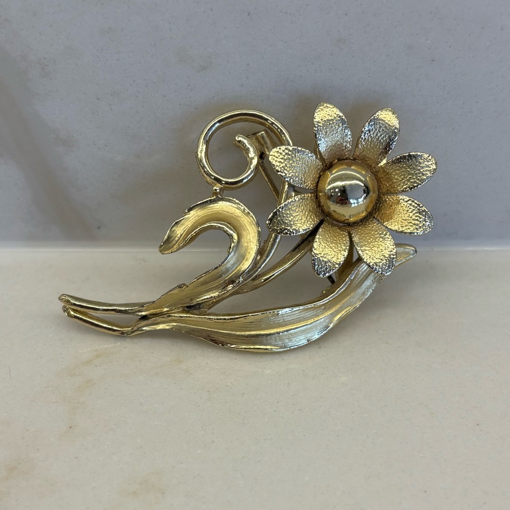 Vintage Coro Gold Tone Daisy Flower Brooch Pin
